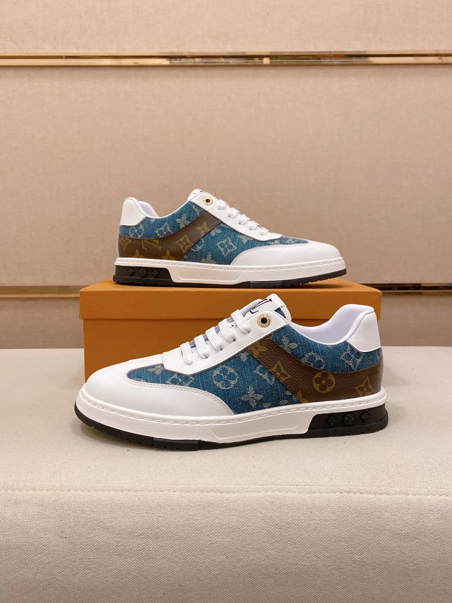 Factory price: 400 men's shoes💰🇮🇹🇮🇹LV Louis Vuitton. The latest fashionable casual shoes are popular in physical stores. New spring and summer comfortable imported custom original cowhide, unique jacquard fabric element design. With sheepskin lining, Lv original bottom, [sun][sun] high-end packaging and high quality💪Details determine the quality, you can enter and exit the counter at will, welcome to compare🇮🇹Size 38-44